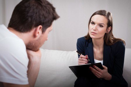 forensic psychologist with patient