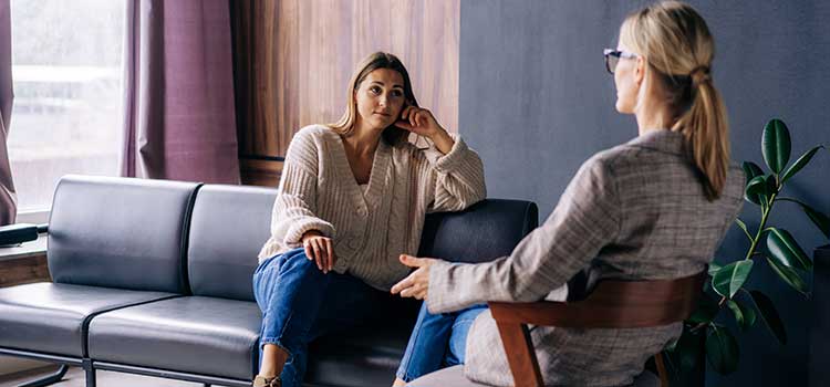 woman meets with behavioral therapist to work through issues